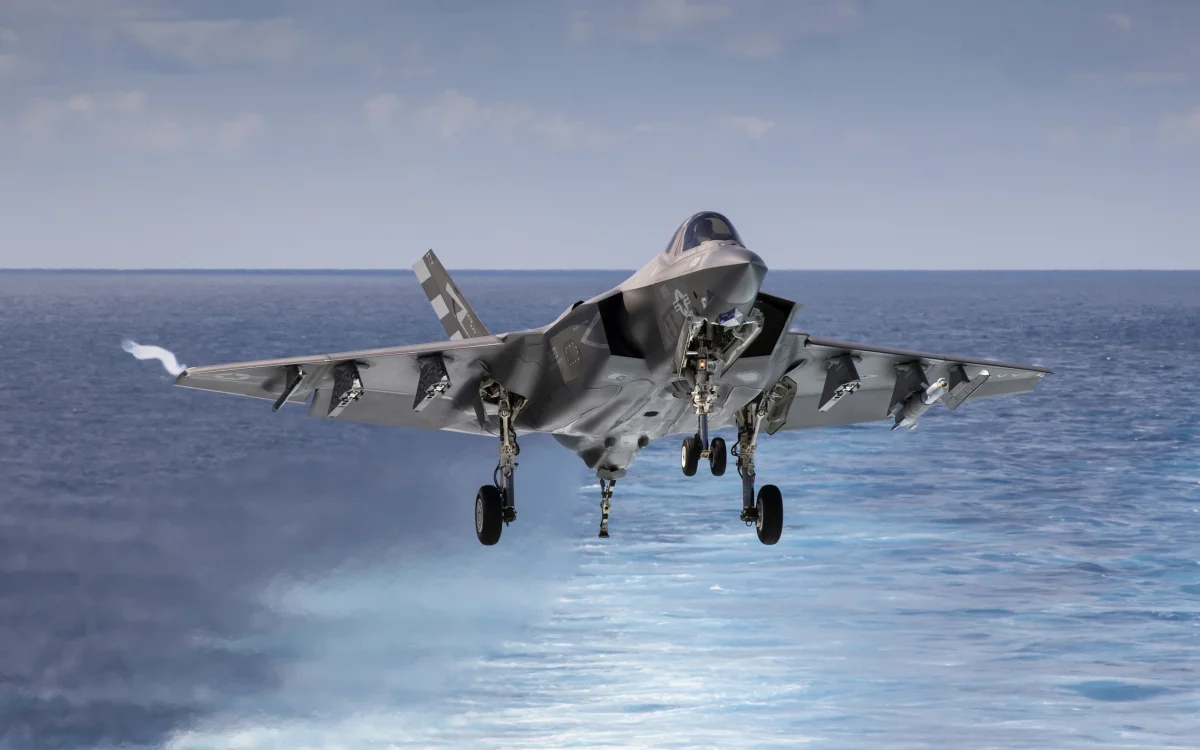 Истребитель F-35 Lightning II заходит на посадку над океаном