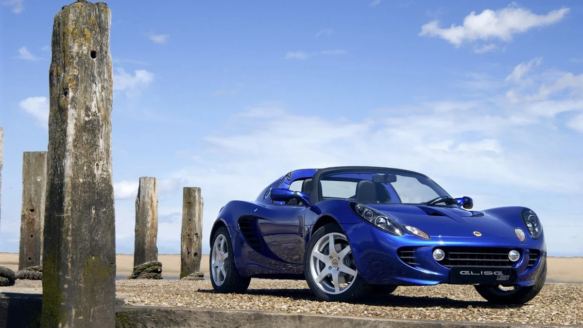 Синій Lotus Elise S на тлі морського узбережжя
