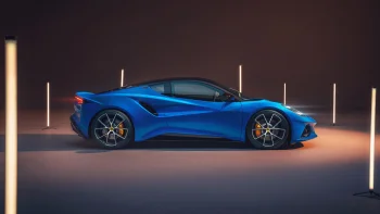 Синий Lotus Emira в свете неоновых ламп