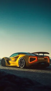 Желтый Lotus Evija на фоне предзакатного неба