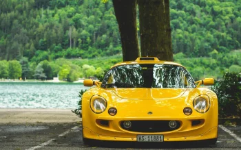 Ярко-желтый Lotus Elise на фоне лесного озера