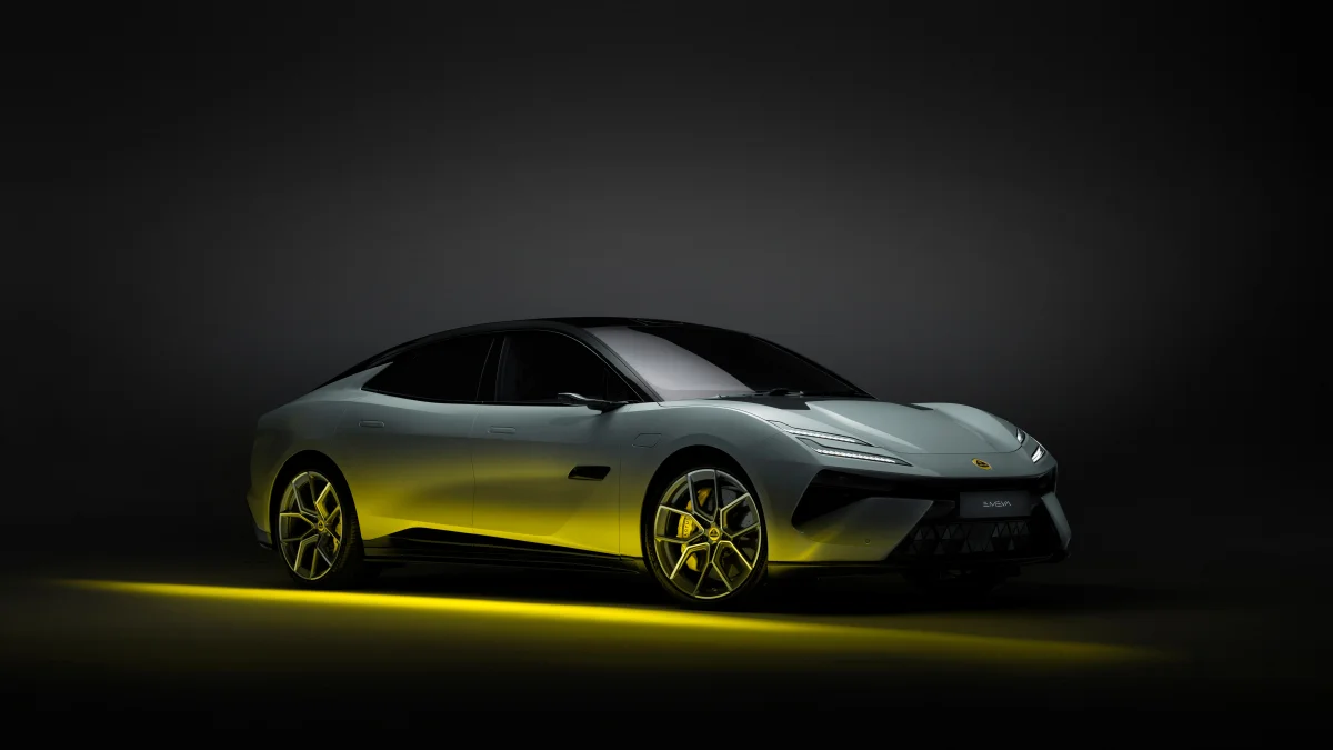 Lotus Eletre в лучах мягкого желтого света на темном фоне