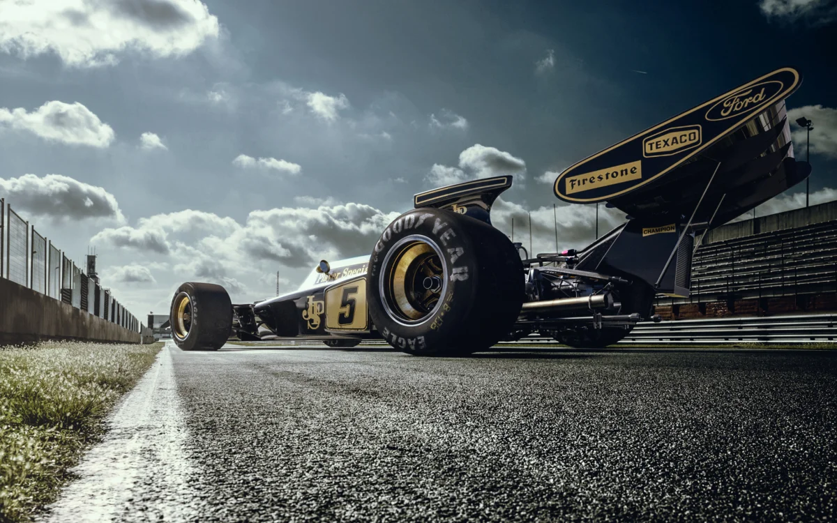 Гоночный болид Lotus 72D в легендарной ливрее
