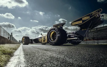Гоночный болид Lotus 72D в легендарной ливрее