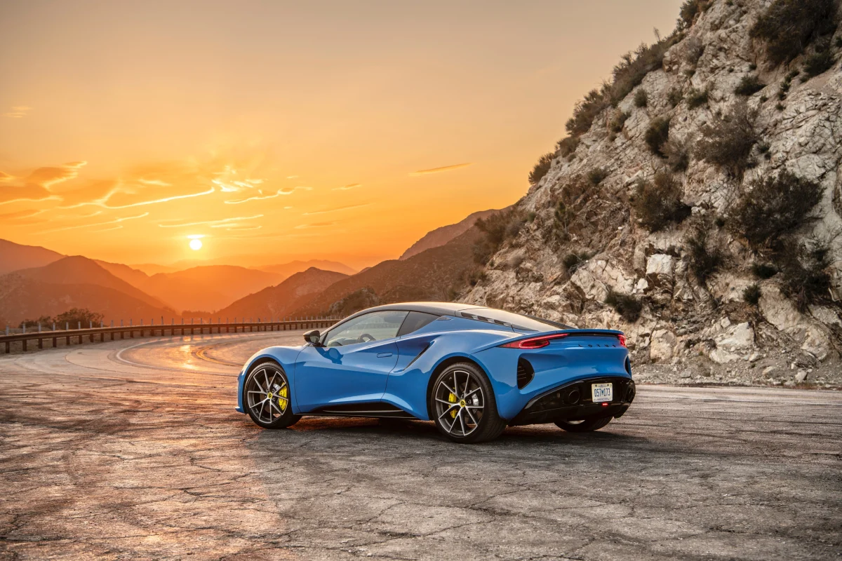 Синий Lotus Emira на извилистой горной дороге