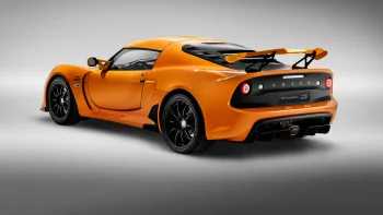 Яскраво-помаранчевий Lotus Exige Sport 410 у студійному освітленні