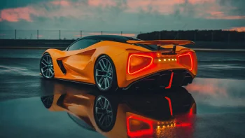 Оранжевый Lotus Evija на гоночном треке