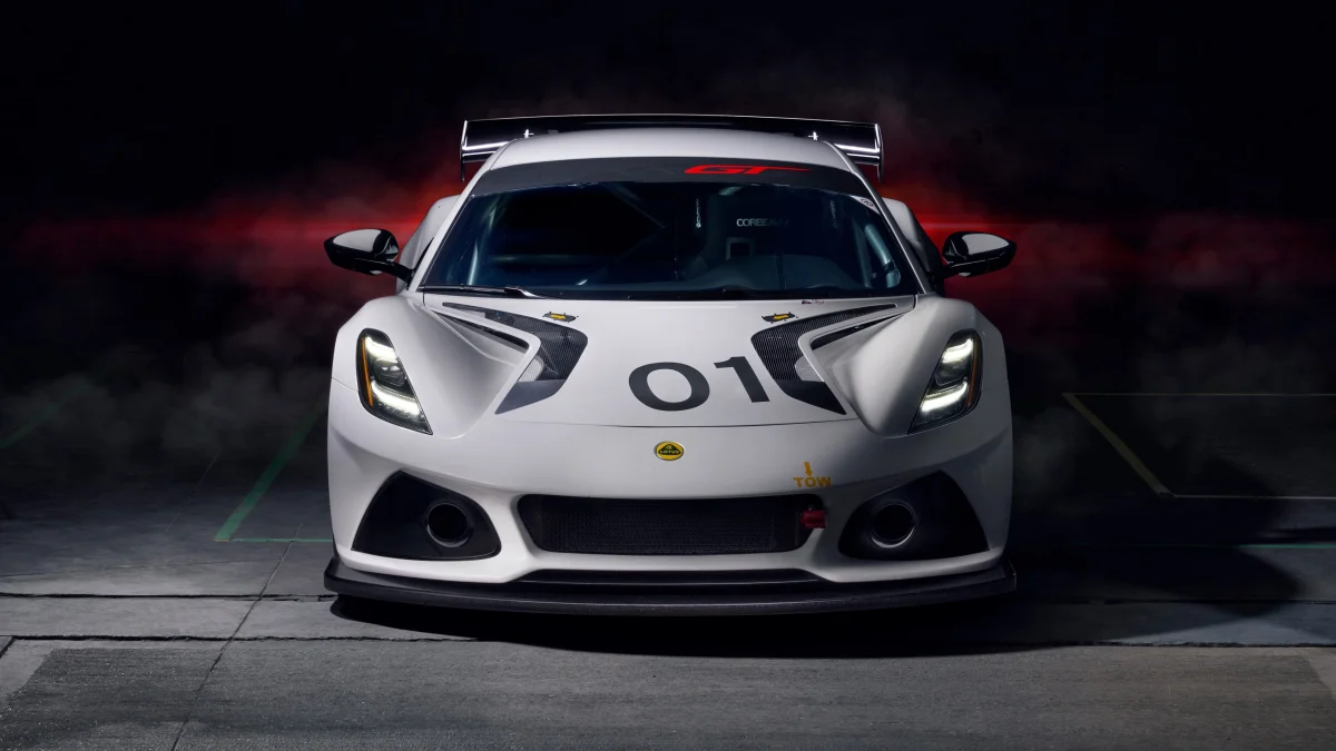 Гоночний Lotus Emira GT4 у світлі прожекторів