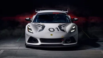 Гоночний Lotus Emira GT4 у світлі прожекторів