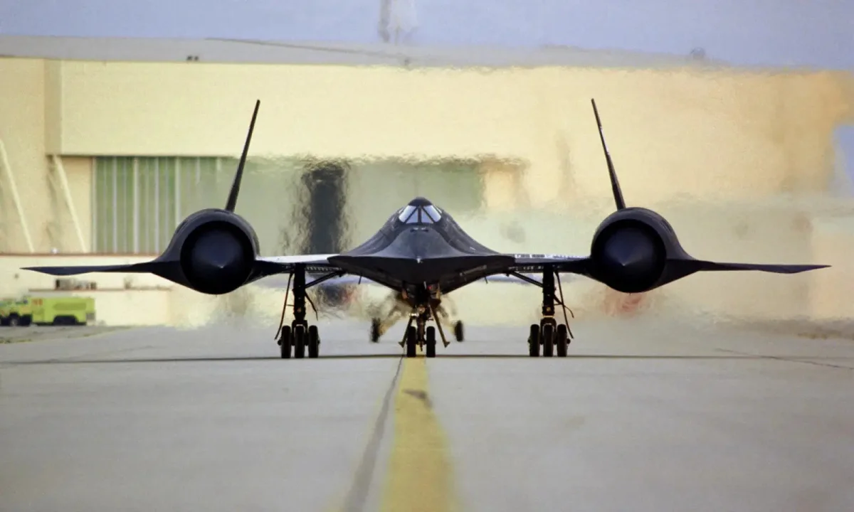 an sr-71 blackbird on the runway, airplanes, aircraft, aviation, lockheed, lockheed martinс, локхид, sr-71 blackbird, lockheed martin, technology