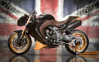 Кастомний Triumph Speed Triple Bulldog на тлі британського прапора