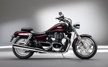 Бордовий круїзер Triumph America у студійному світлі