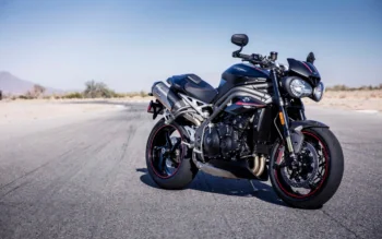 Черный Triumph Speed Triple RS на пустом гоночном треке