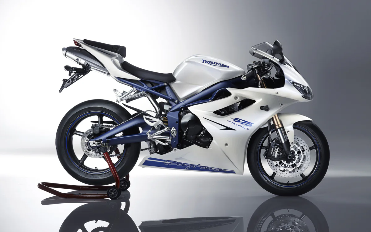 Белоснежный спортбайк Triumph Daytona 675 в студийном свете
