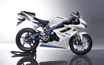 Белоснежный спортбайк Triumph Daytona 675 в студийном свете