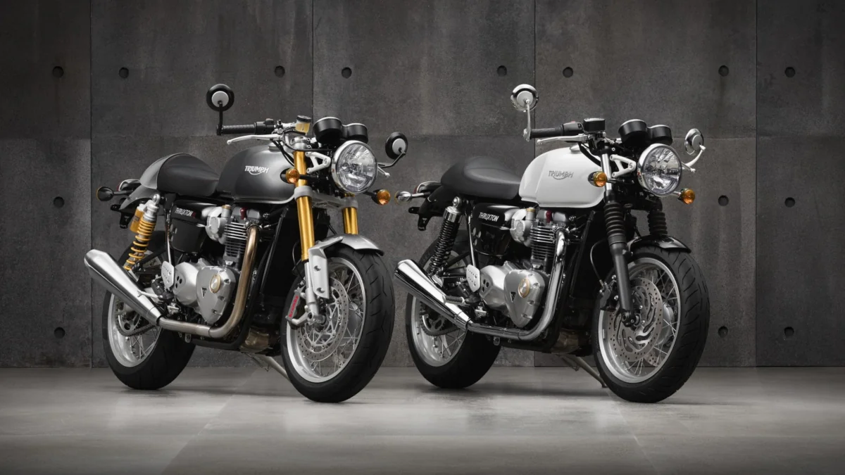Два мотоцикли Triumph Thruxton на тлі бетонної стіни