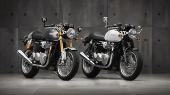 Пара мотоциклов Triumph Thruxton на фоне бетонной стены