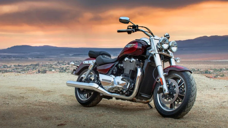 A Triumph Thunderbird Commander cruiser against the backdrop of a desert sunset