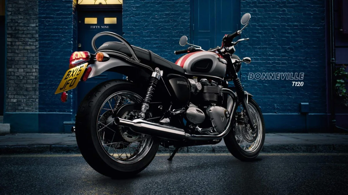 Triumph Bonneville T120 на тлі синьої цегляної стіни