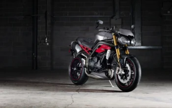 Triumph Speed Triple в полумраке бетонного гаража