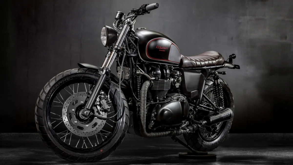 Чорний Triumph Bonneville у студійному освітленні