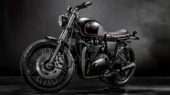 Чорний Triumph Bonneville у студійному освітленні