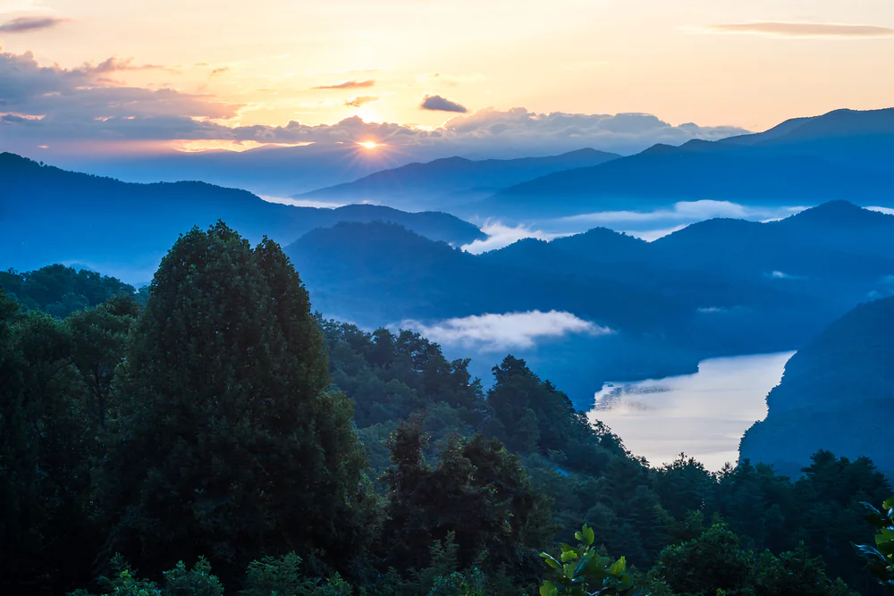 sunrise over the great smoky mountains, great smoky mountains national park, united states, clouds, fog, forest, forests, great smoky mountains, lakes, bodies of water, landscapes, morning, mountains, peaks, hills, nature reserves, wildlife reserves, parks, national parks, rivers, canals, streams, sun, sun rays, sunlight, rays, sunrises, dawn, trees, usa, nature, world