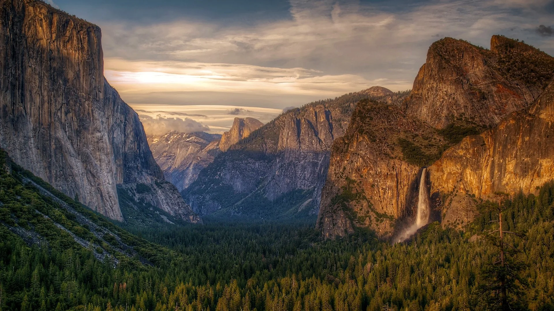 Sunset over Yosemite Valley and El Capitan
